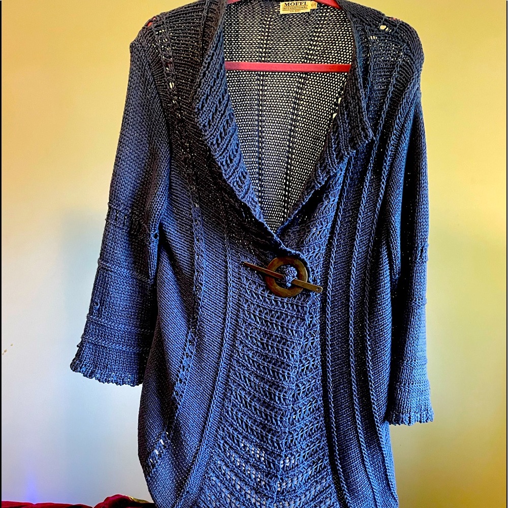 💙Beautiful Blue Sweater w Pretty Antique Gold Coloured Pin to Hold it Together